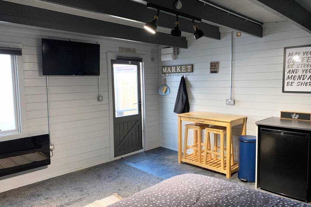 Cosy, Self-Contained Garden Room In City Centre! Hereford Exterior photo